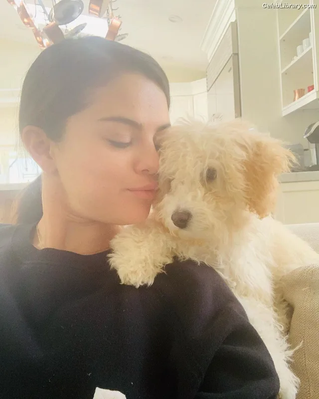 Selena Gomez photo 7 of 3523