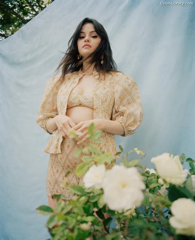Selena Gomez photo 10 of 3523