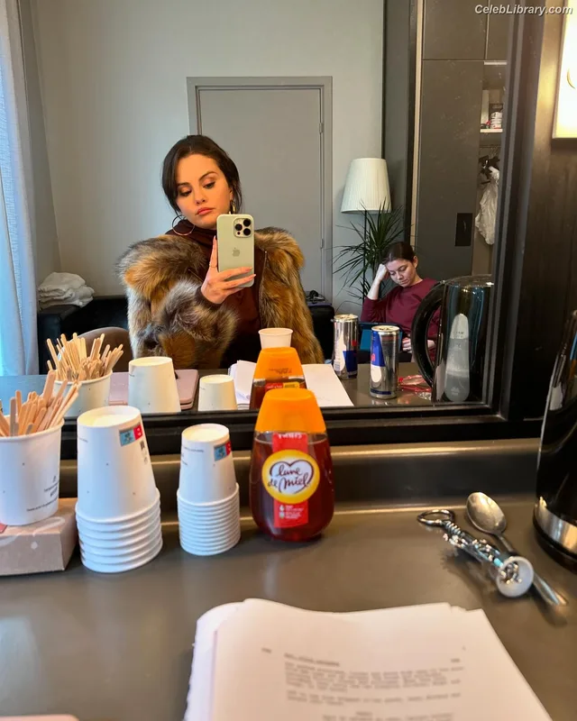 Selena Gomez photo 18 of 3523