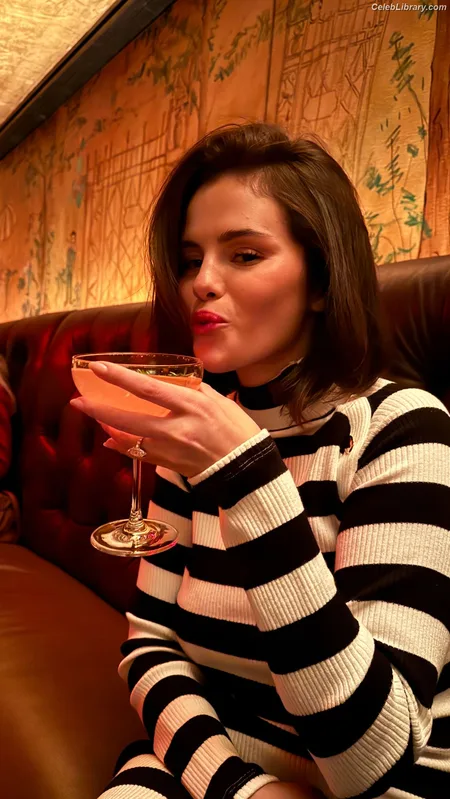 Selena Gomez photo 23 of 3523