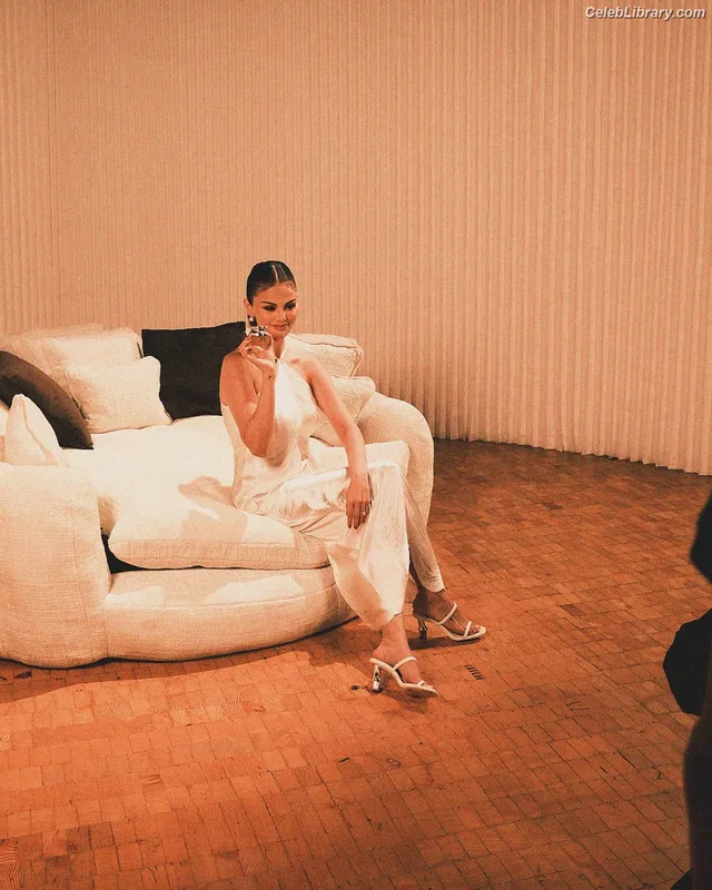 Selena Gomez photo 12 of 3523