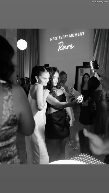Selena Gomez photo 16 of 3523