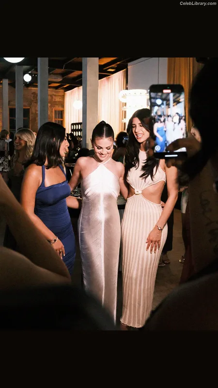 Selena Gomez photo 17 of 3523