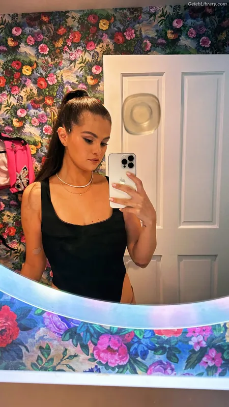 Selena Gomez photo 6 of 3523