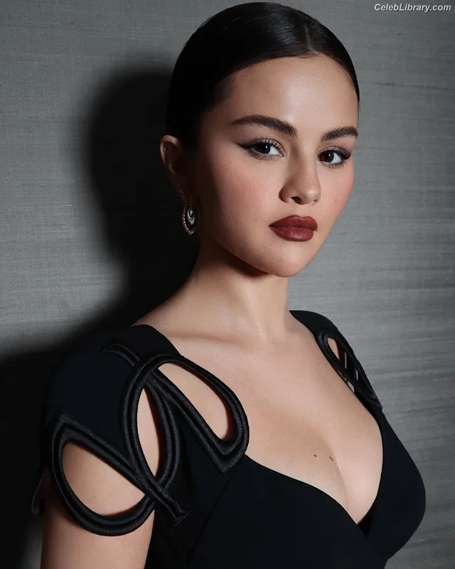 Selena Gomez photo 8 of 3523