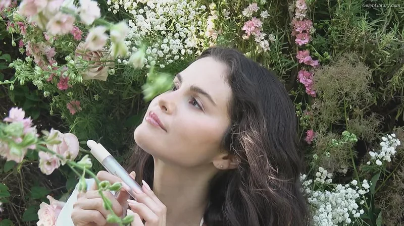 Selena Gomez photo 24 of 3523