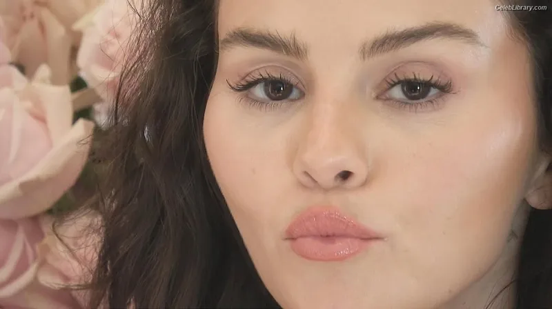 Selena Gomez photo 1 of 3523