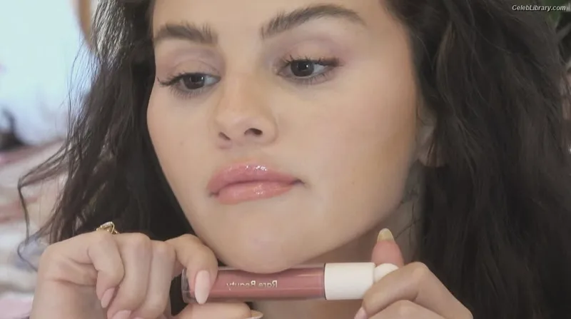 Selena Gomez photo 3 of 3523