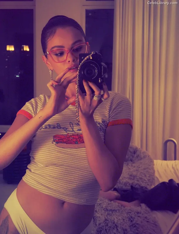 Selena Gomez photo 4 of 3523