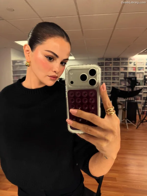 Selena Gomez photo 6 of 3523