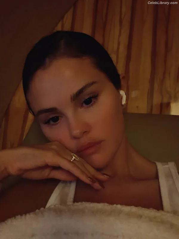 Selena Gomez photo 7 of 3523