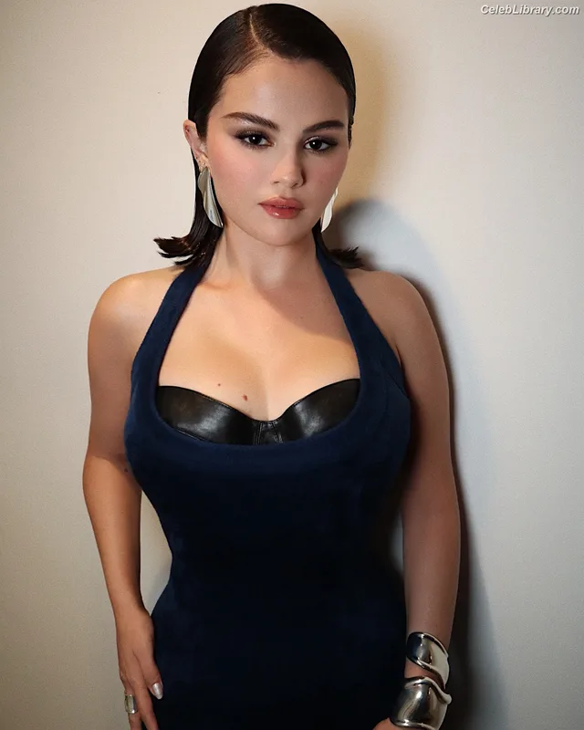 Selena Gomez photo 1 of 3523