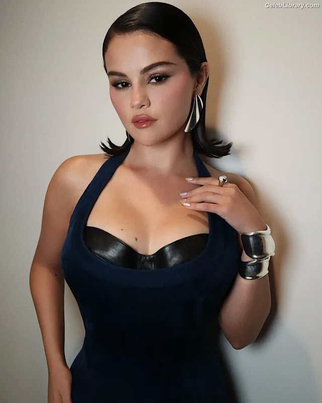 Selena Gomez photo 2 of 3523