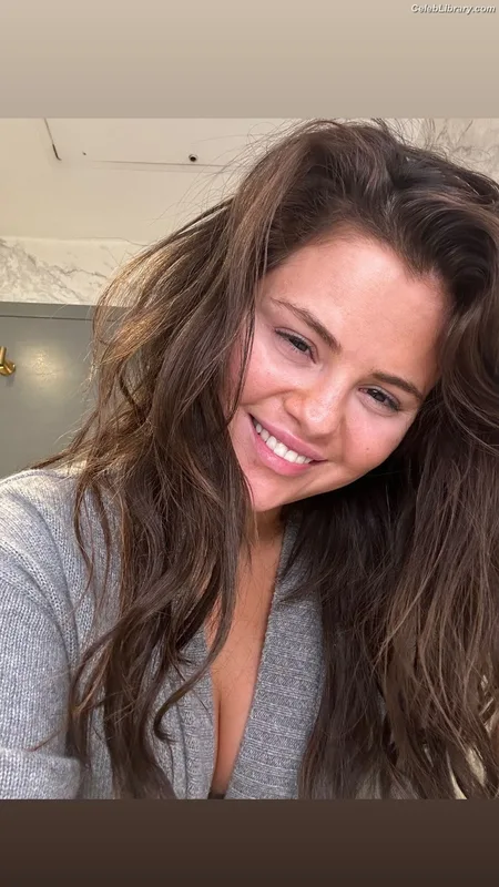 Selena Gomez photo 22 of 3523