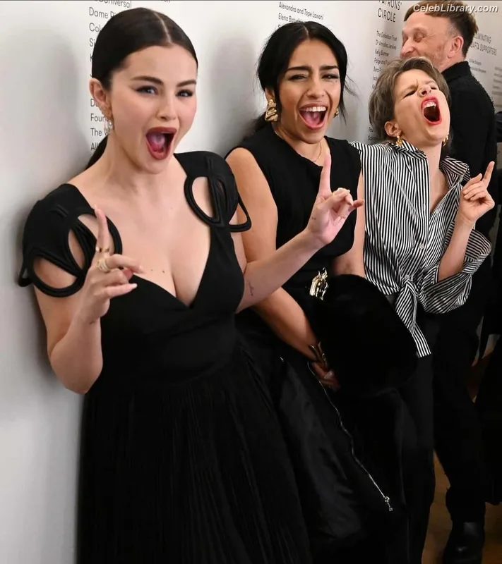 Selena Gomez photo 1 of 3523
