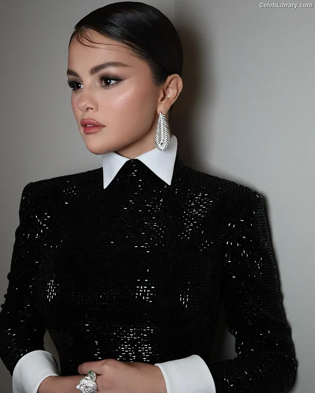 Selena Gomez photo 17 of 3523