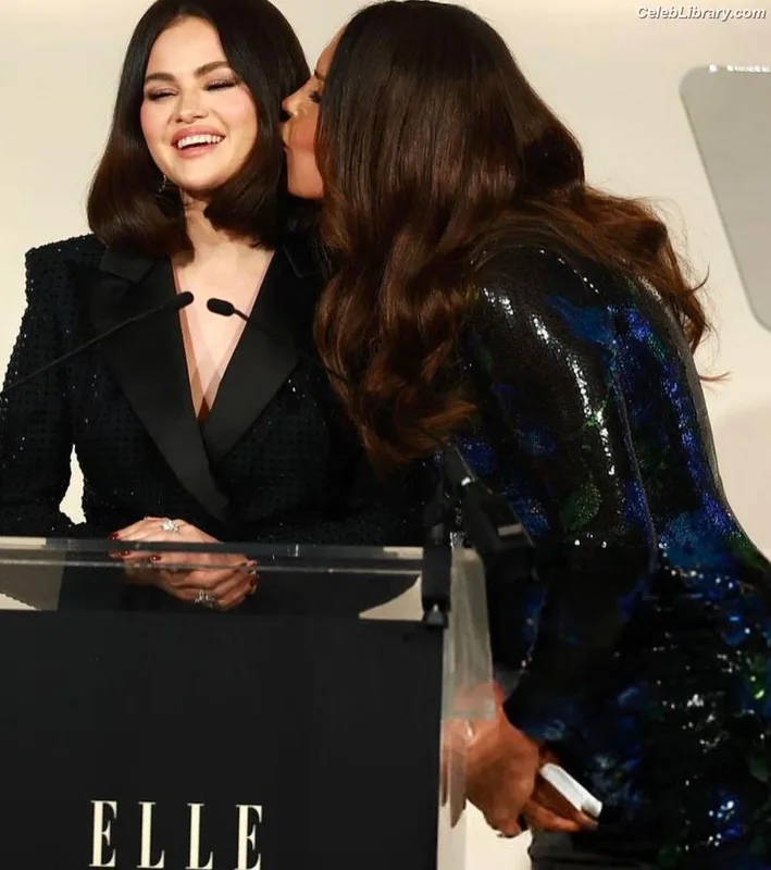 Selena Gomez photo 20 of 3523