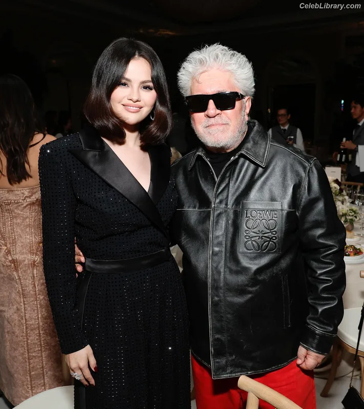 Selena Gomez photo 2 of 3523