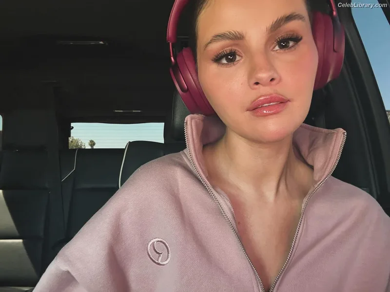 Selena Gomez photo 15 of 3523
