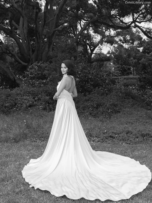 Selena Gomez photo 24 of 3523