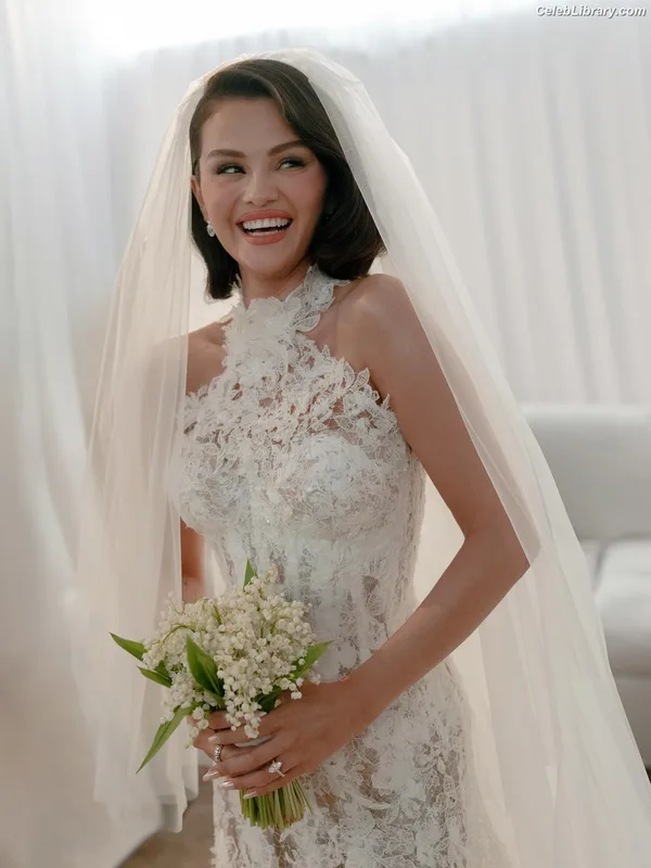 Selena Gomez photo 1 of 3523
