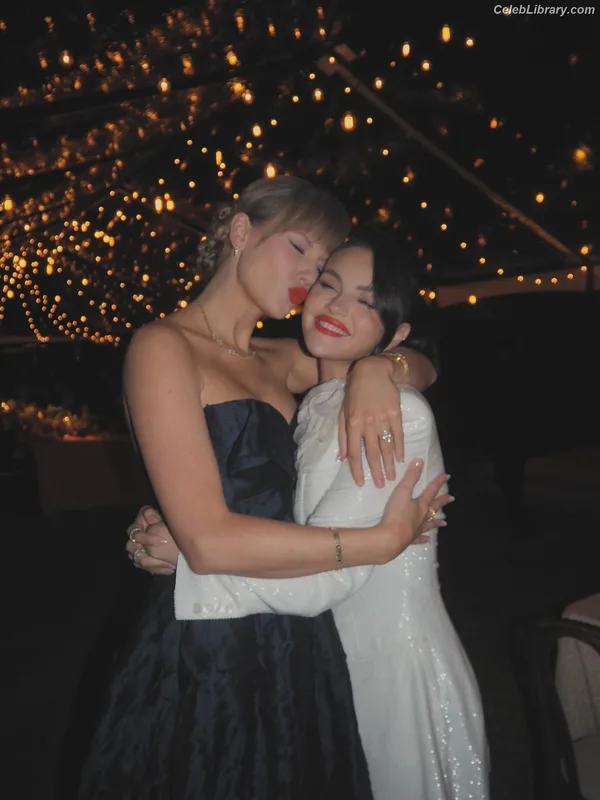 Selena Gomez photo 15 of 3523
