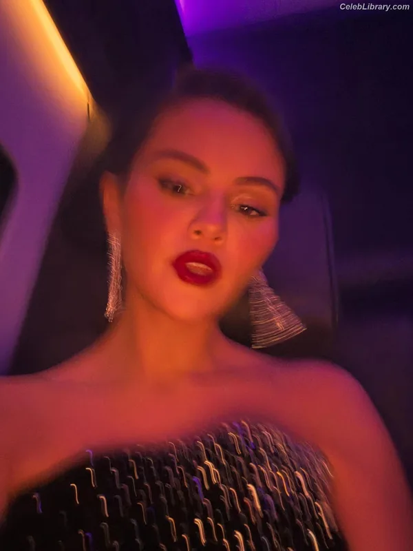 Selena Gomez photo 21 of 3523