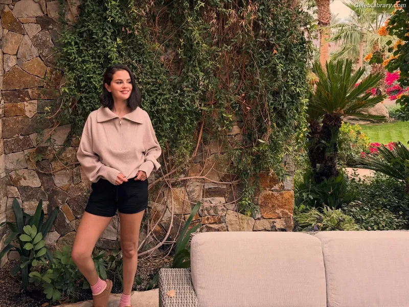 Selena Gomez photo 6 of 3523
