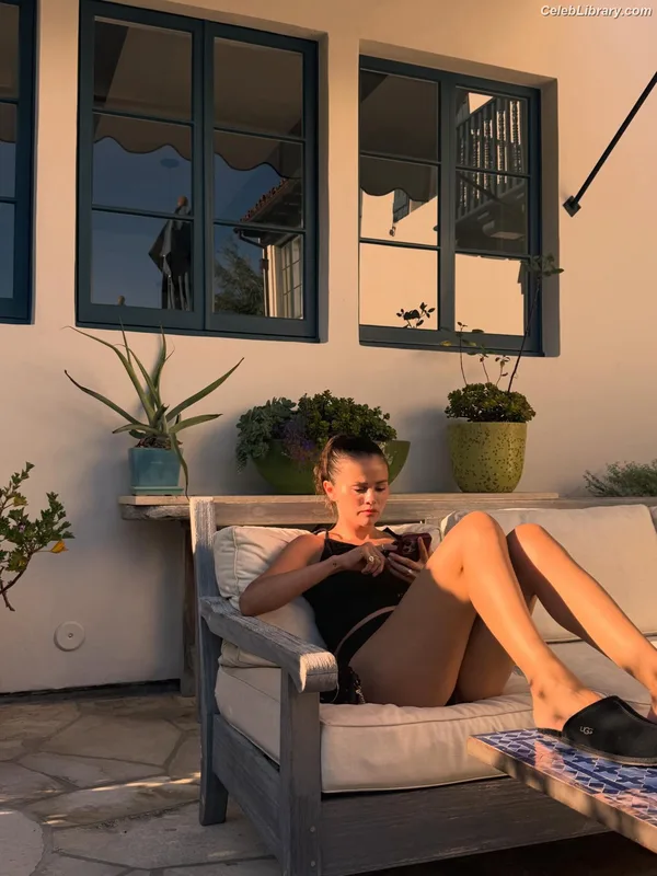 Selena Gomez photo 12 of 3523