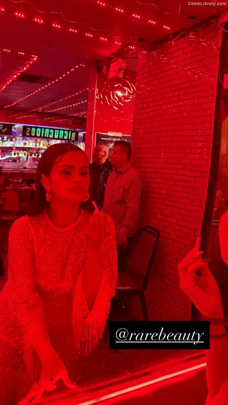 Selena Gomez photo 18 of 3523