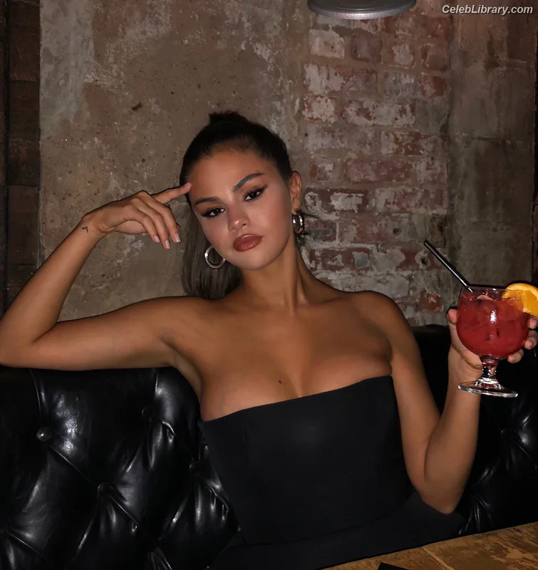 Selena Gomez photo 20 of 3523