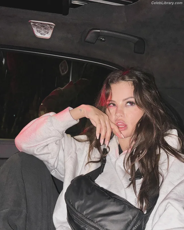 Selena Gomez photo 21 of 3523