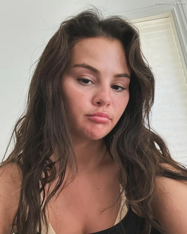 Selena Gomez photo 22 of 3523