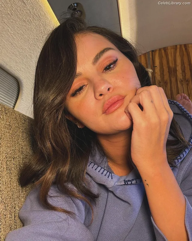 Selena Gomez photo 23 of 3523