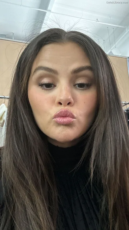 Selena Gomez photo 24 of 3523