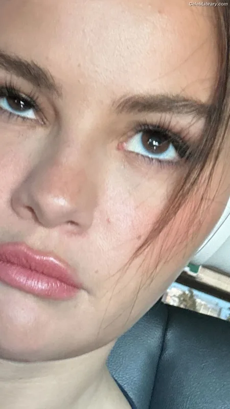 Selena Gomez photo 2 of 3523