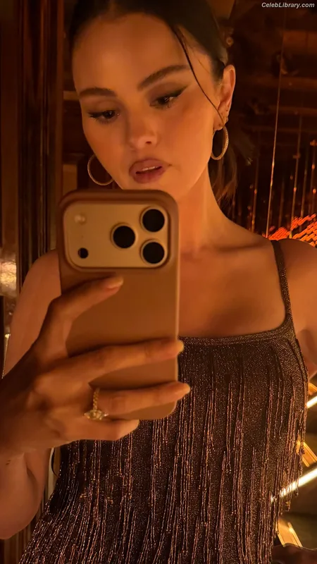 Selena Gomez photo 8 of 3523