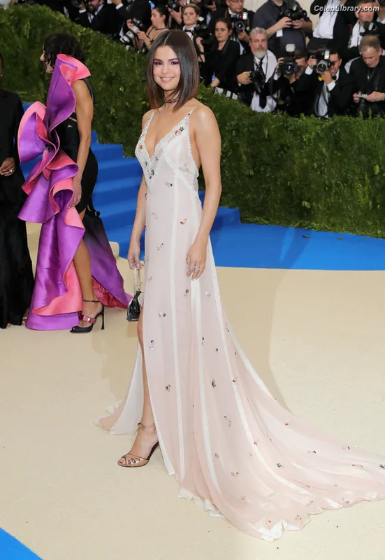 Selena Gomez photo 15 of 3523