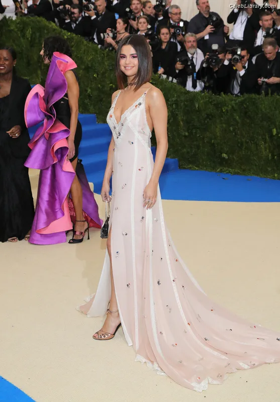 Selena Gomez photo 17 of 3523