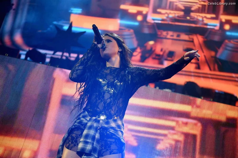 Selena Gomez photo 24 of 3523