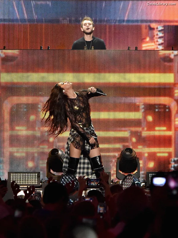 Selena Gomez photo 2 of 3523
