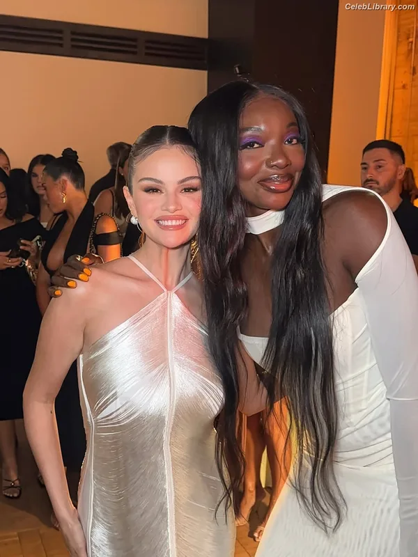 Selena Gomez photo 1 of 3523