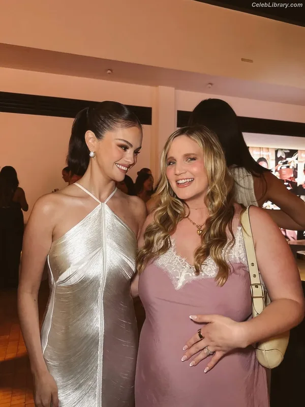 Selena Gomez photo 3 of 3523
