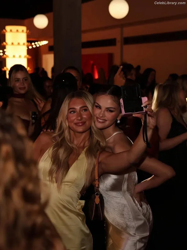Selena Gomez photo 6 of 3523