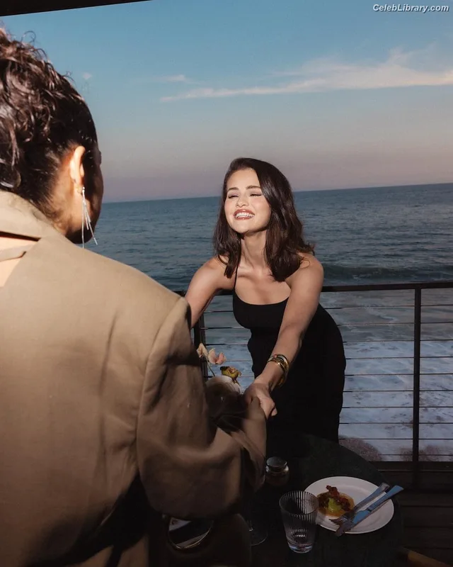 Selena Gomez photo 9 of 3523