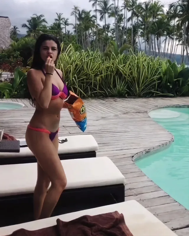 Selena Gomez photo 15 of 3523