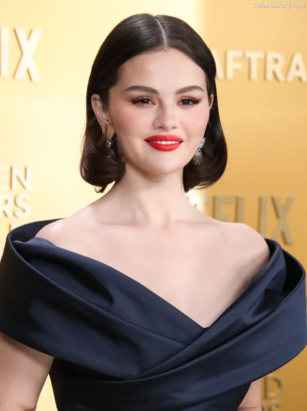 Selena Gomez photo 17 of 3523