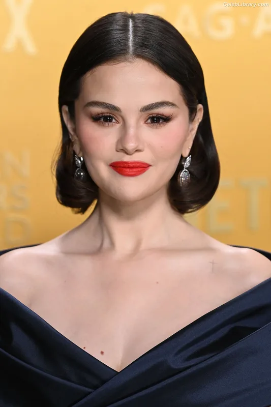 Selena Gomez photo 7 of 3523