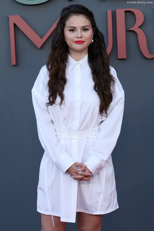 Selena Gomez photo 3 of 3523