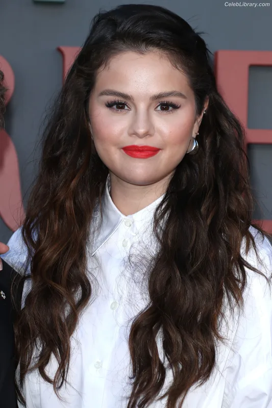 Selena Gomez photo 5 of 3523